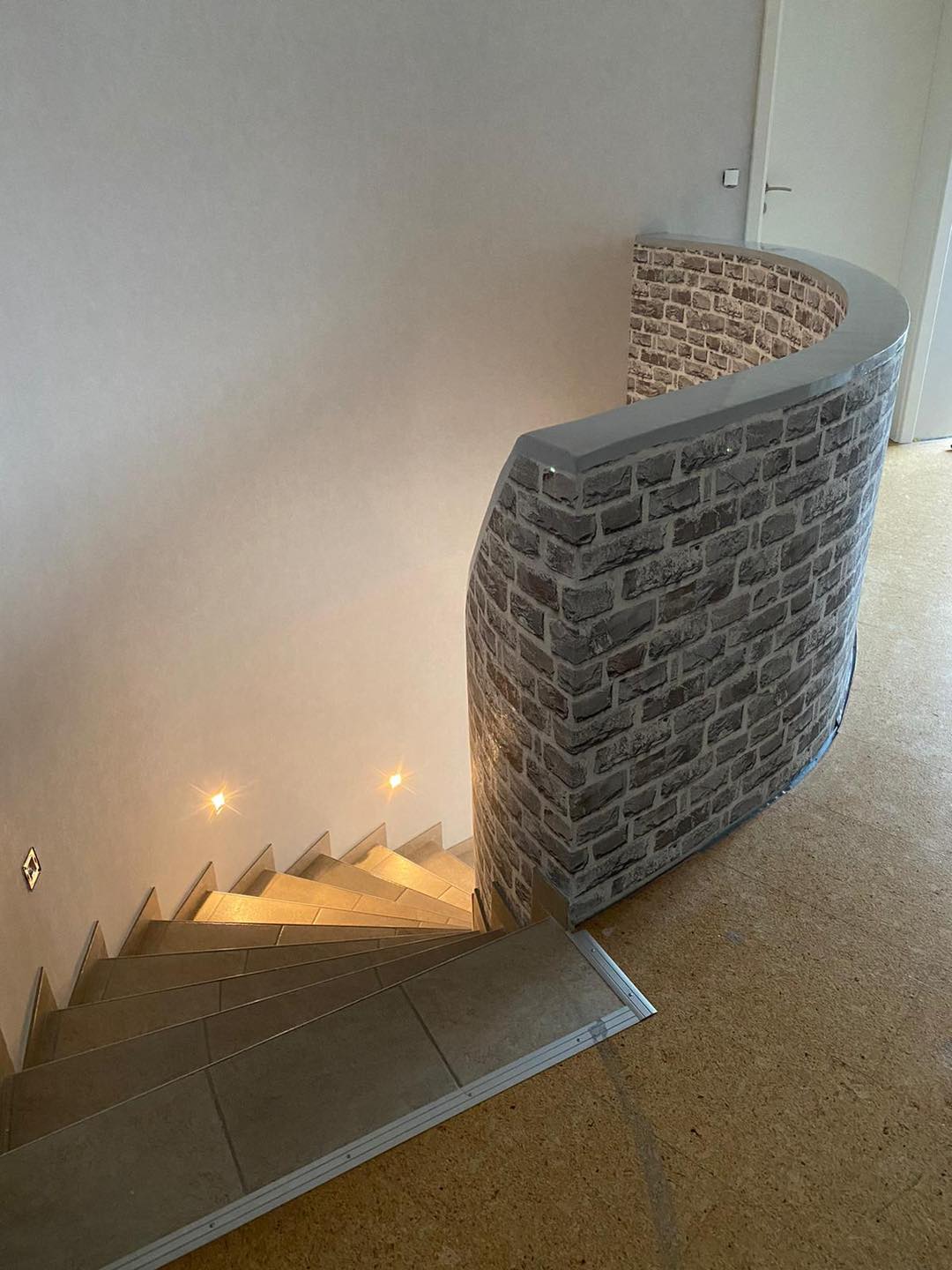 Untere Treppenwange mit Steinoptik, gesehen aus dem Flur.