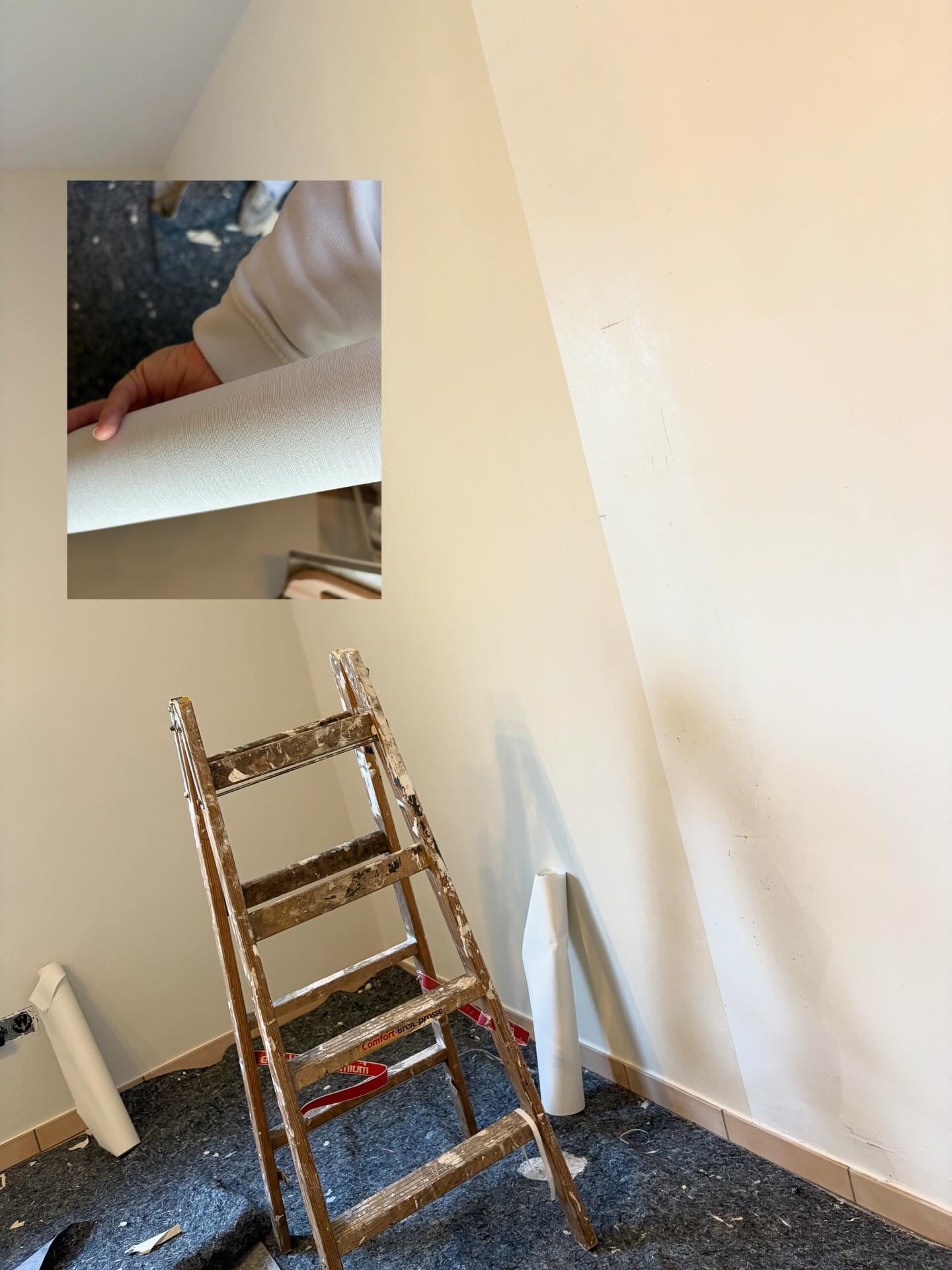 Leiter vor einer Wand, dazu ein eingeblendetes zweites Bild einer Hand mit Tapete.