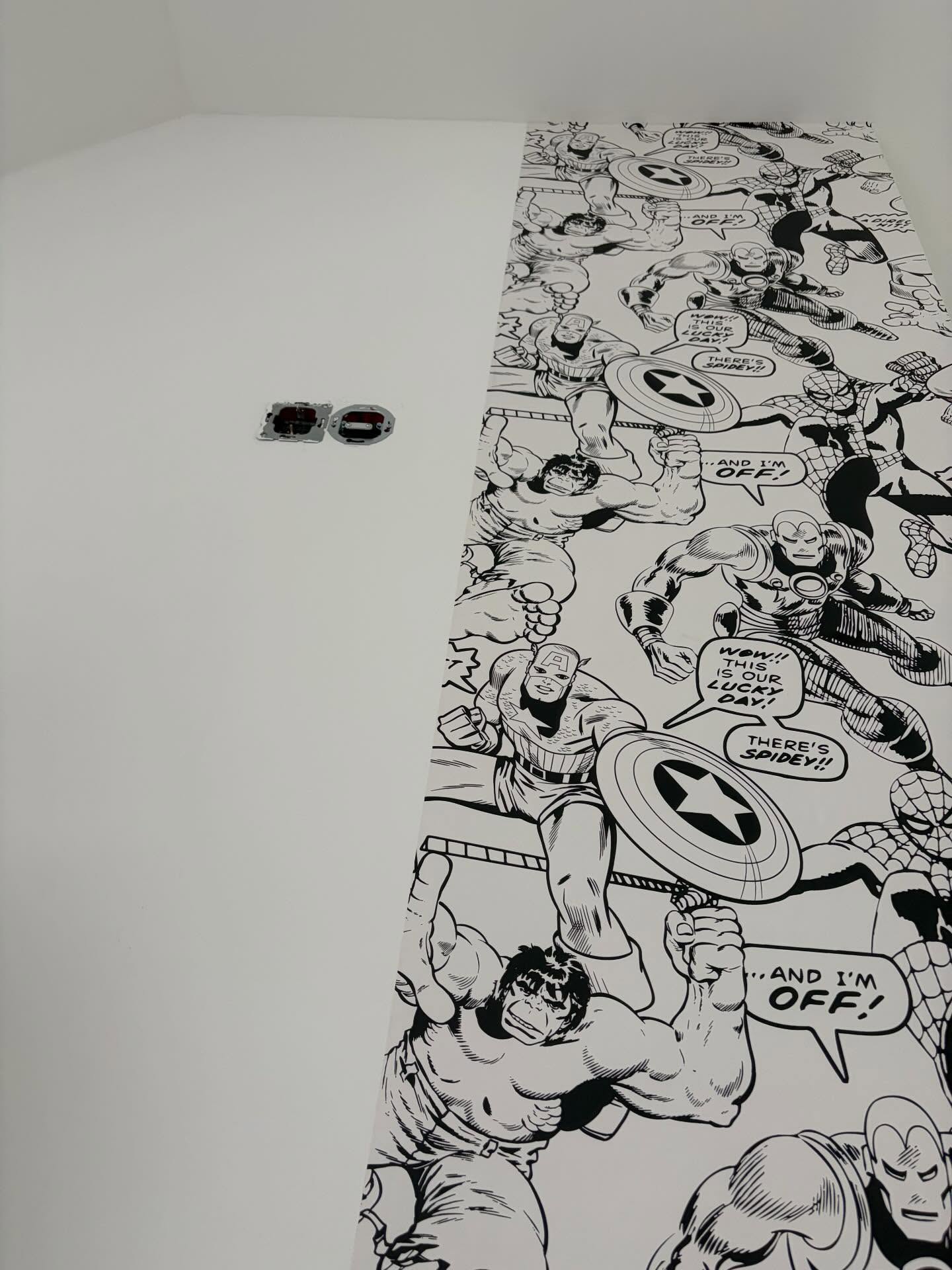 Die ersten Bahnen der Comic-Tapete an der Dachschräge.